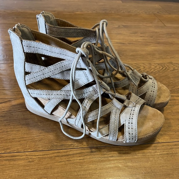 Earth Origins Shoes - Earth Origins Size 10 Nude Lace Up Wedges - Like New! Hardly Any Wear!